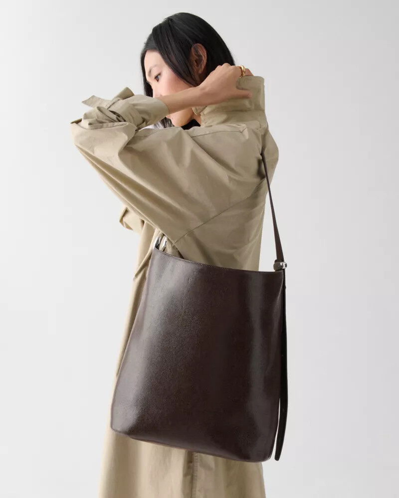ハロー グレーズドレザー ラージバケットバッグ ホットファッジ