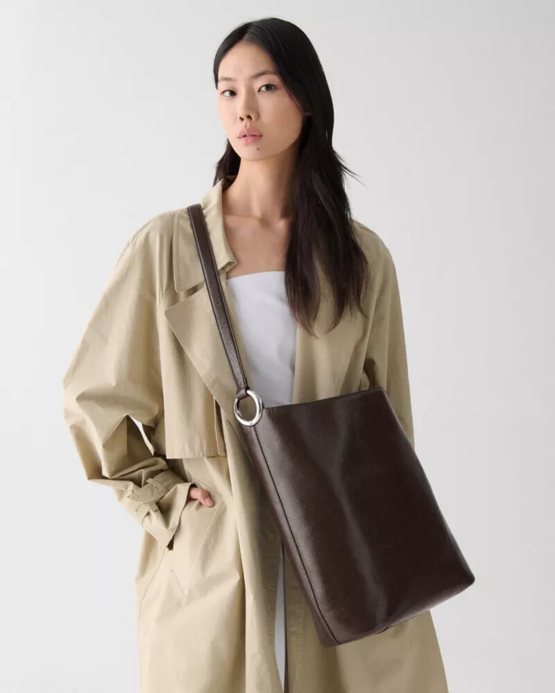 ハロー グレーズドレザー ラージバケットバッグ ホットファッジ
